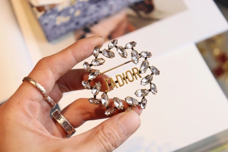 Compact Christian Dxxr Brooches 294578