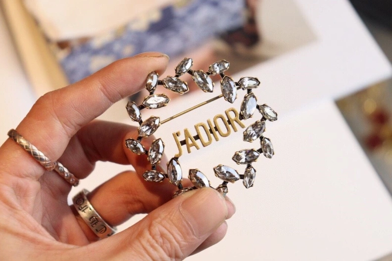 Compact Christian Dxxr Brooches 294578