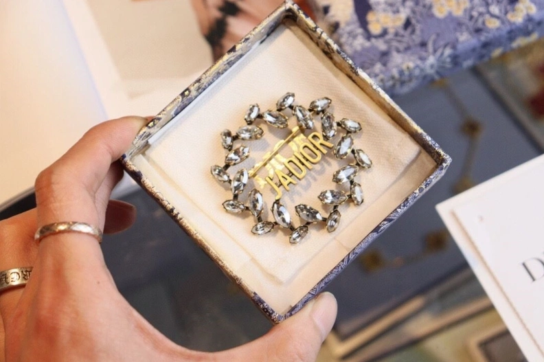 Compact Christian Dxxr Brooches 294578