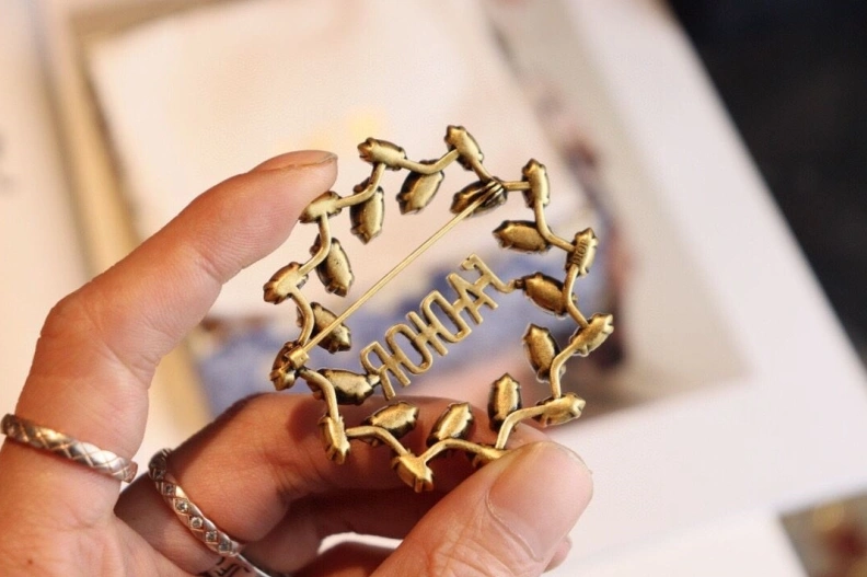 Compact Christian Dxxr Brooches 294578