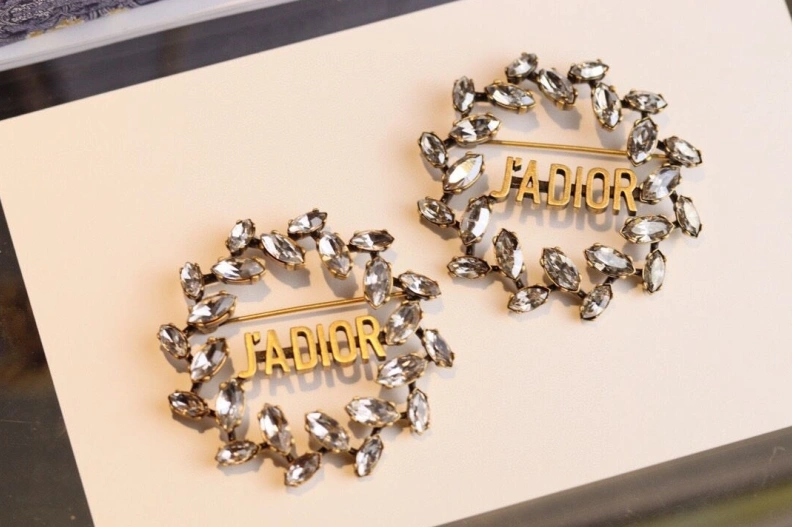 Compact Christian Dxxr Brooches 294578