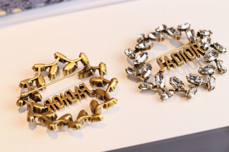Compact Christian Dxxr Brooches 294578