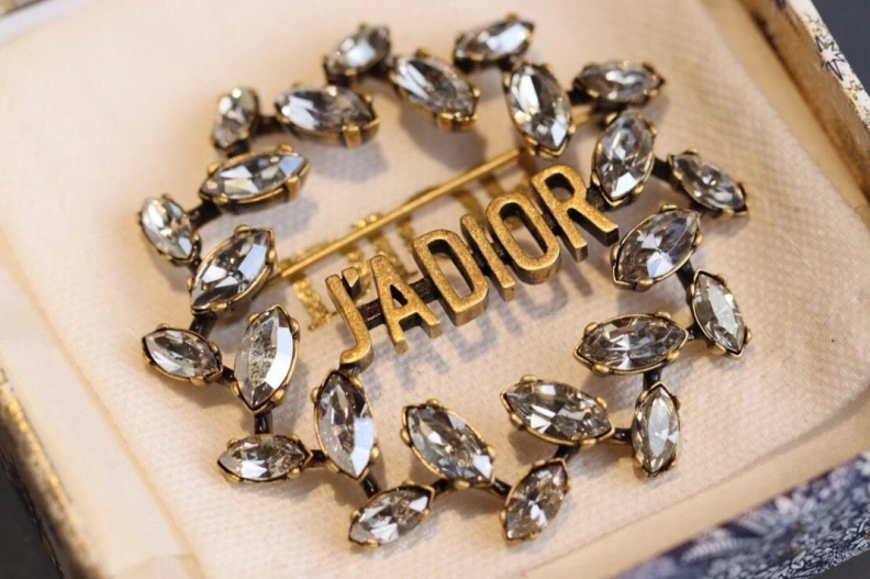 Compact Christian Dxxr Brooches 294578