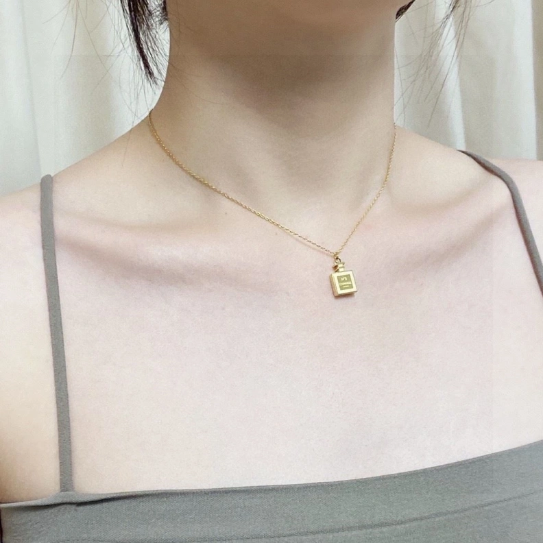 Stylish Chxnxl Necklaces 286595