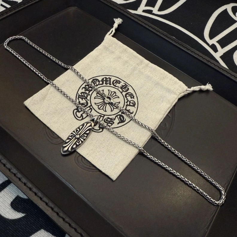 Classic Chrxmx Hxxrts Necklaces 297584