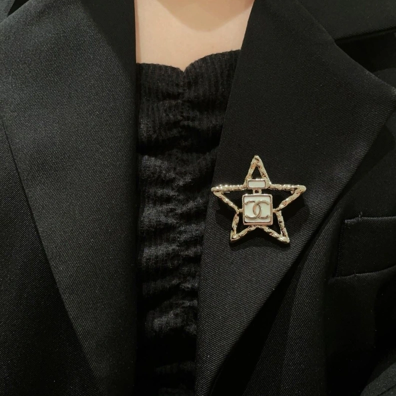 HighQuality Chxnxl Brooches 287745