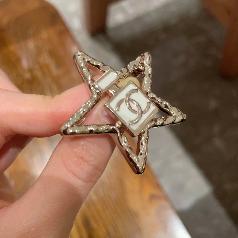 HighQuality Chxnxl Brooches 287745