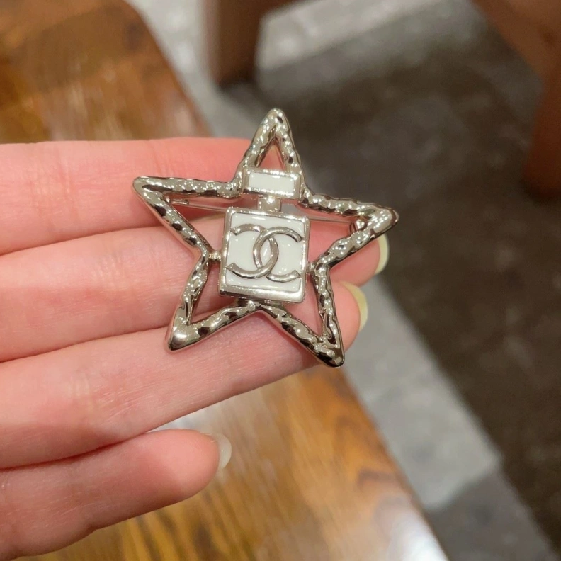 HighQuality Chxnxl Brooches 287745