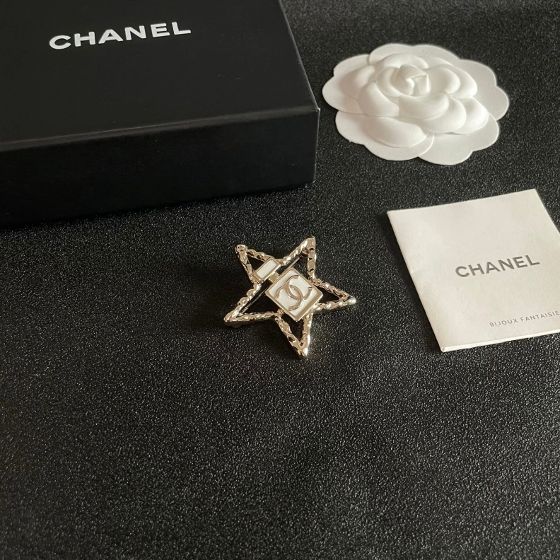 HighQuality Chxnxl Brooches 287745