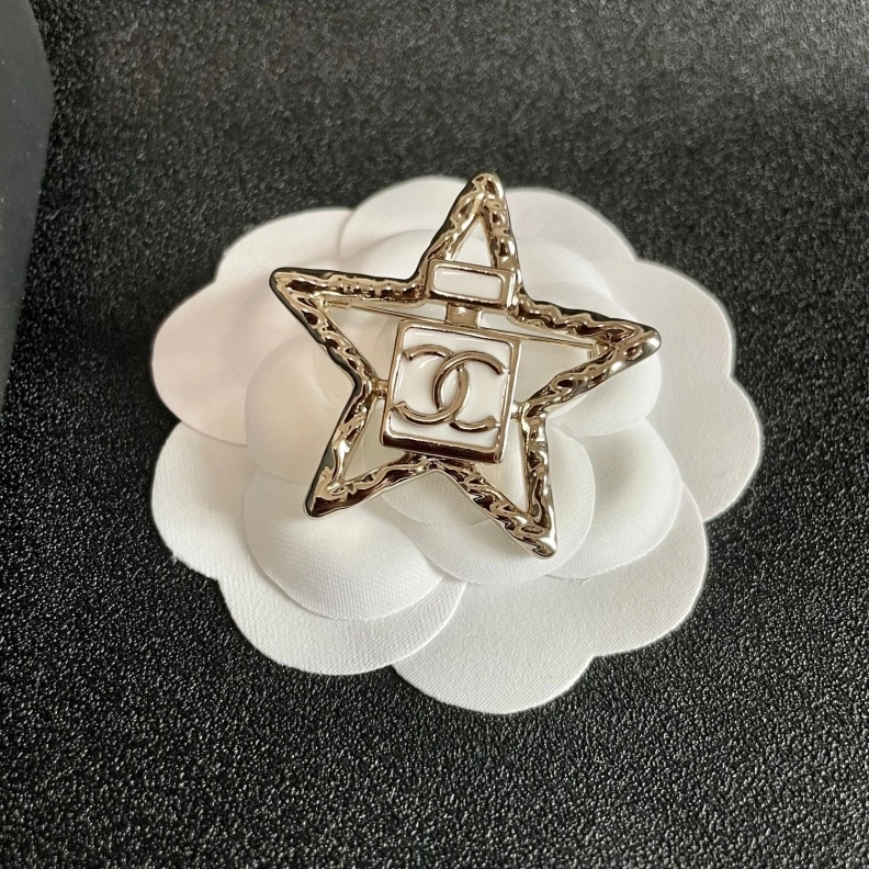 HighQuality Chxnxl Brooches 287745