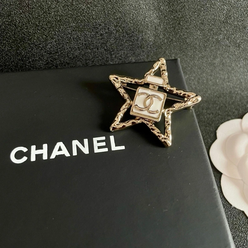 HighQuality Chxnxl Brooches 287745