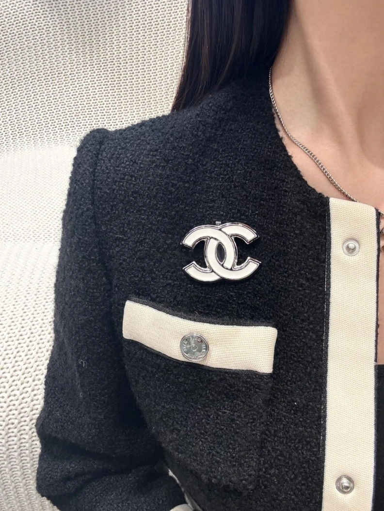 EyeCatching Chxnxl Brooches 287730
