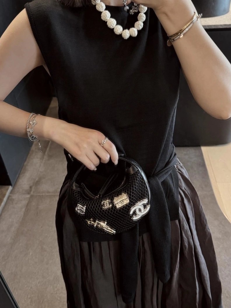 EyeCatching Chxnxl Brooches 287730