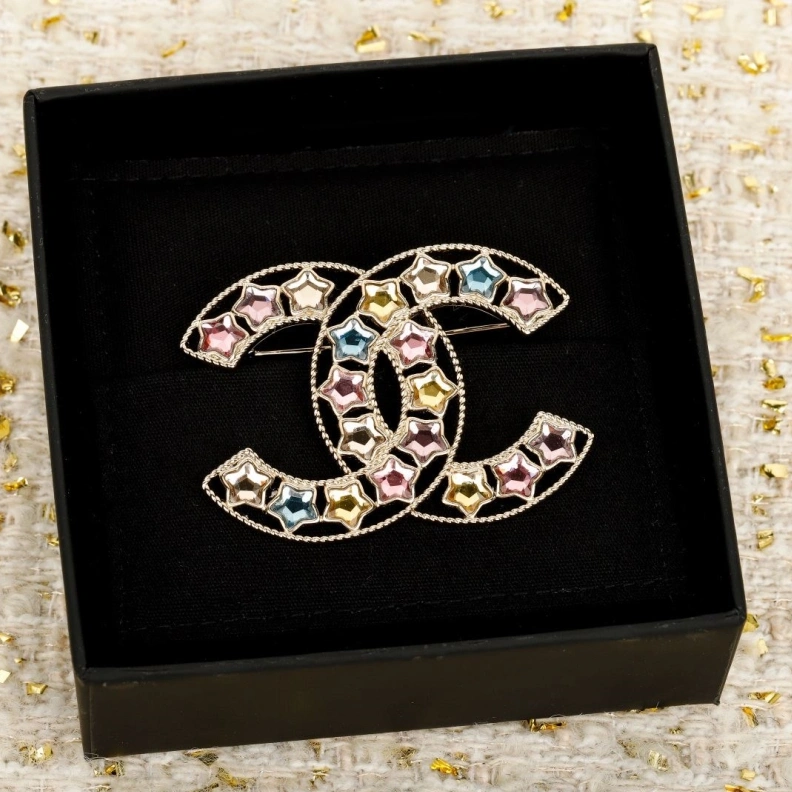 EyeCatching Chxnxl Brooches 286424