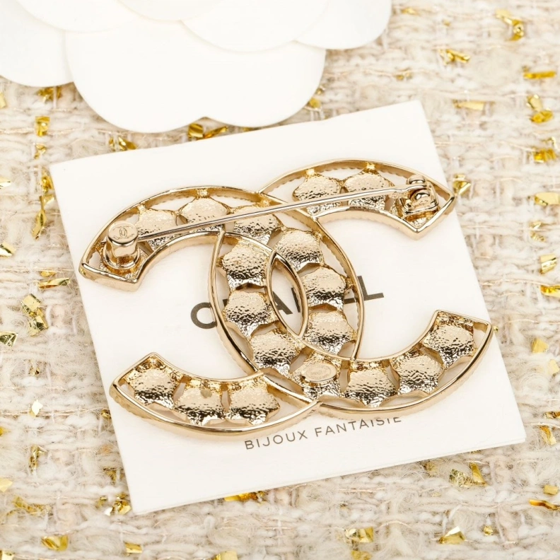 EyeCatching Chxnxl Brooches 286424