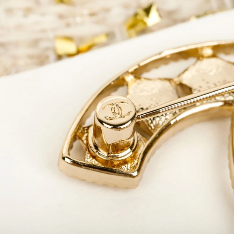 EyeCatching Chxnxl Brooches 286424