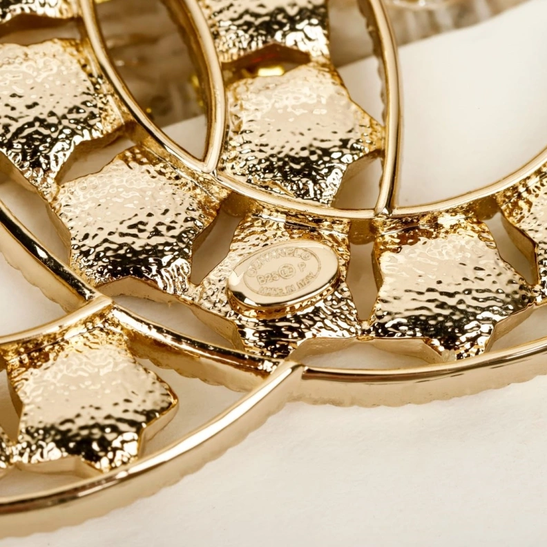 EyeCatching Chxnxl Brooches 286424