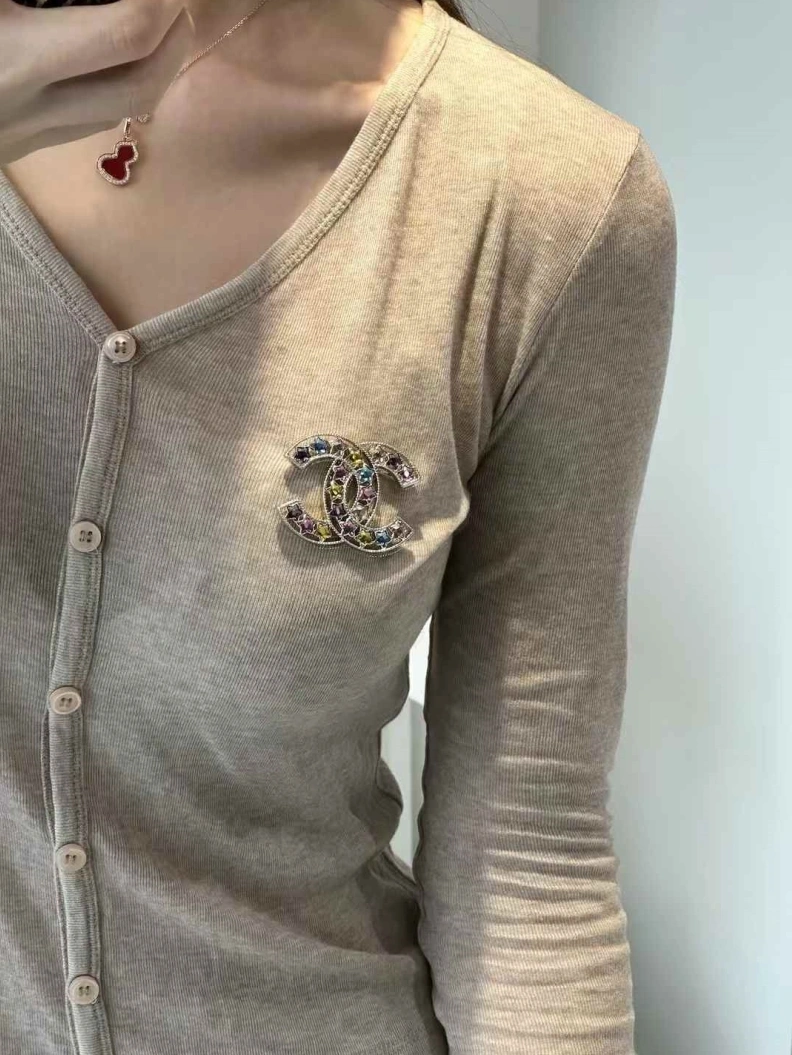 EyeCatching Chxnxl Brooches 286424