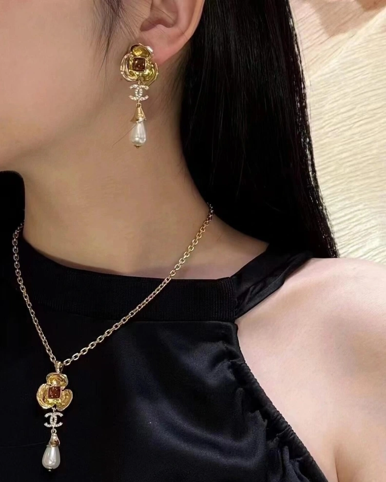 Vibrant Chxnxl Earrings 286173