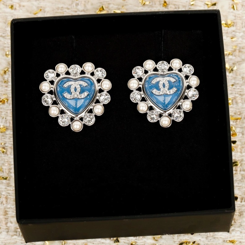 EyeCatching Chxnxl Brooches 286399