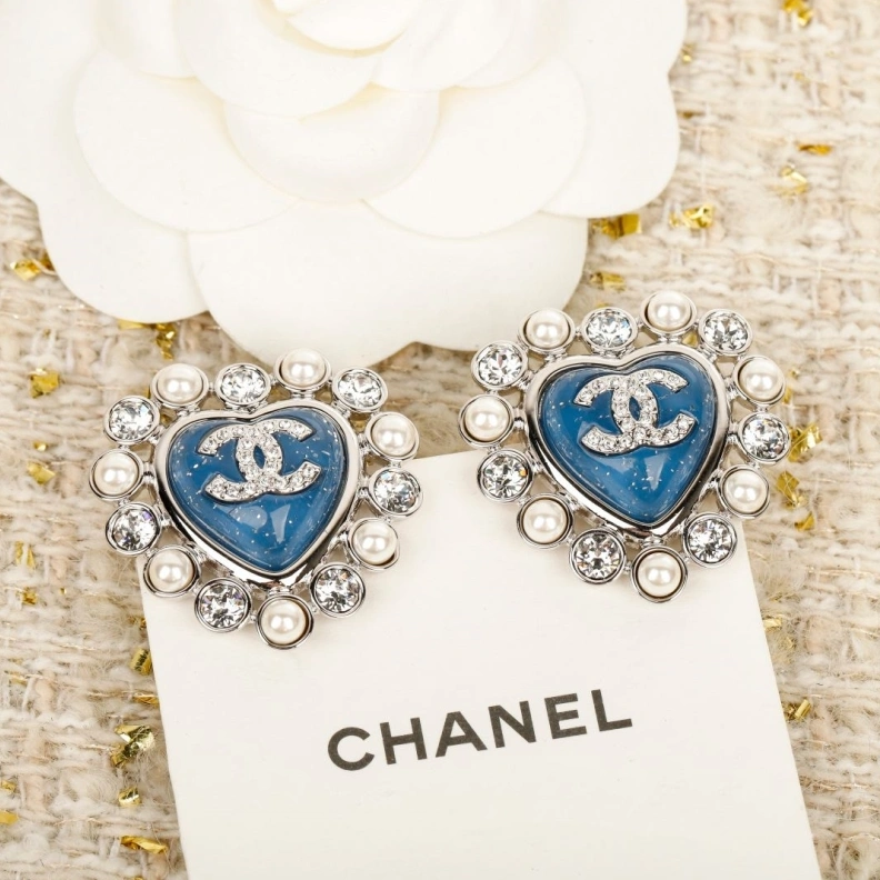 EyeCatching Chxnxl Brooches 286399