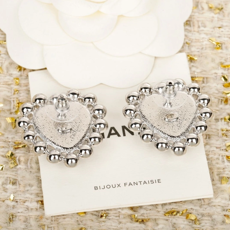 EyeCatching Chxnxl Brooches 286399