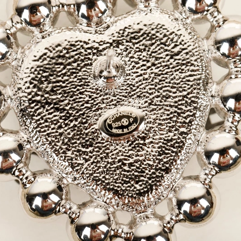 EyeCatching Chxnxl Brooches 286399