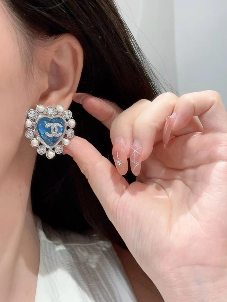 EyeCatching Chxnxl Brooches 286399