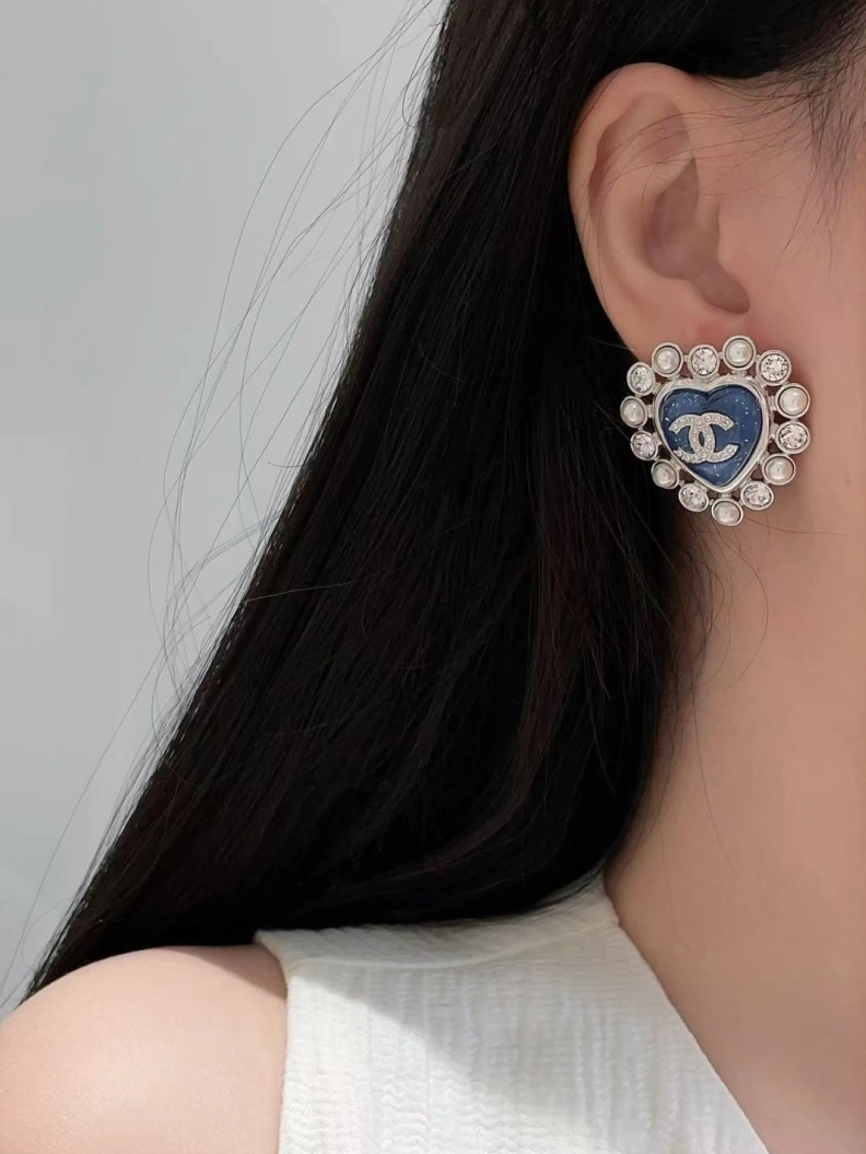 EyeCatching Chxnxl Brooches 286399