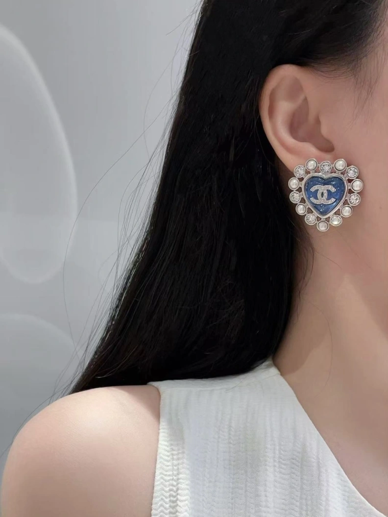 EyeCatching Chxnxl Brooches 286399