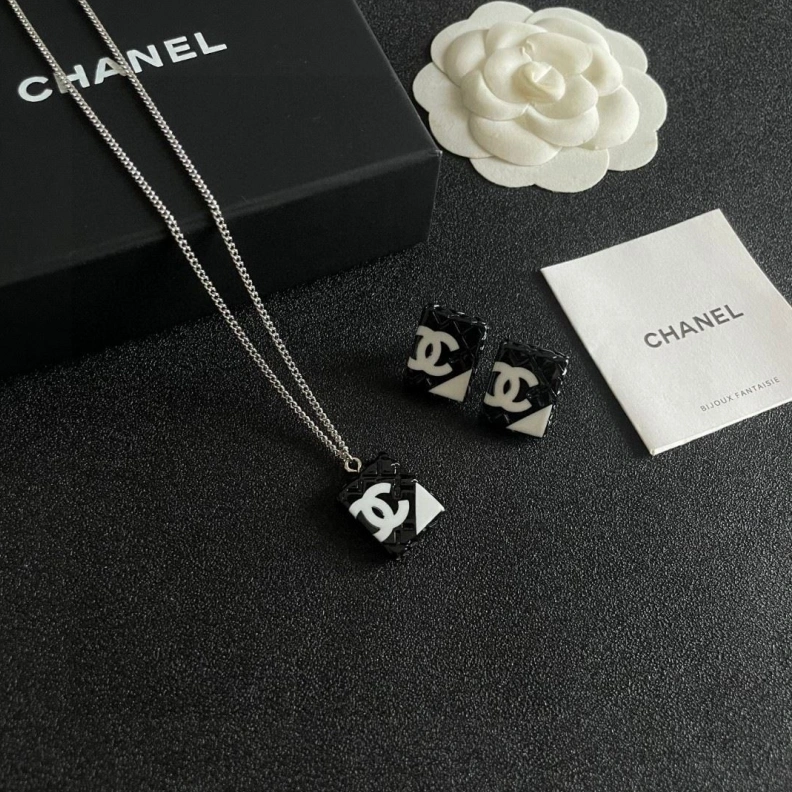 Compact Chxnxl Earrings 286034