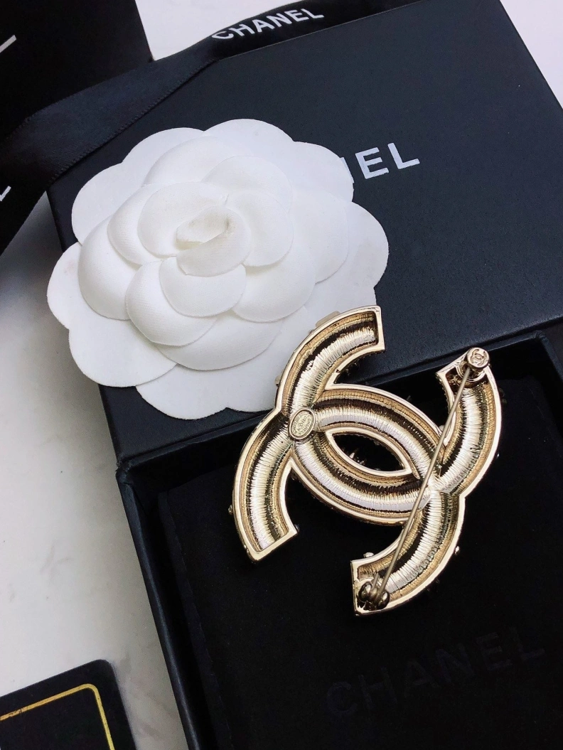 WellDesigned Chxnxl Brooches 286385
