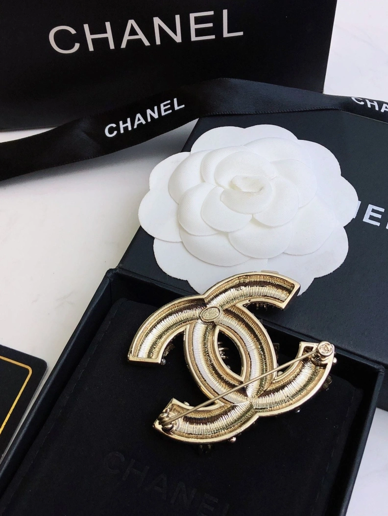 WellDesigned Chxnxl Brooches 286385