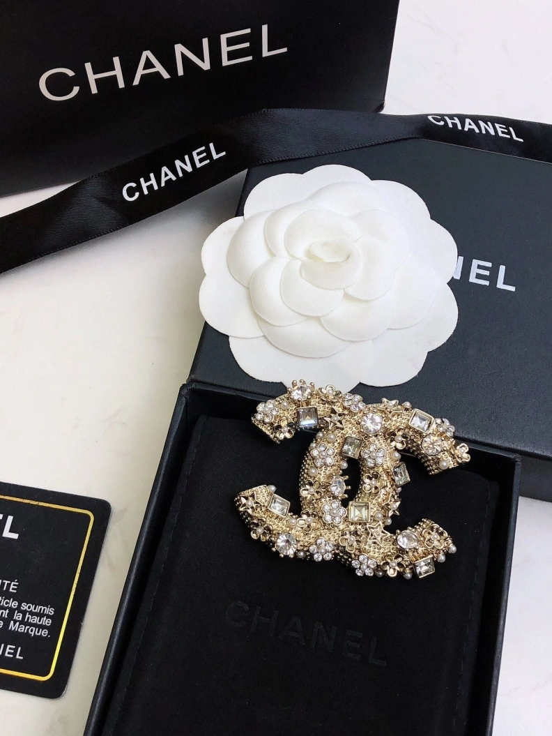 WellDesigned Chxnxl Brooches 286385