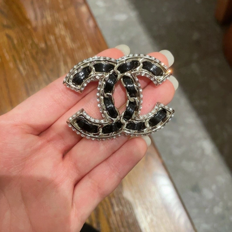 Minimalist Chxnxl Brooches 286373
