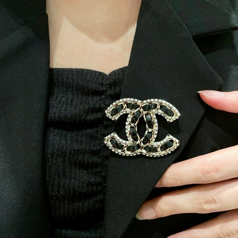 Minimalist Chxnxl Brooches 286373