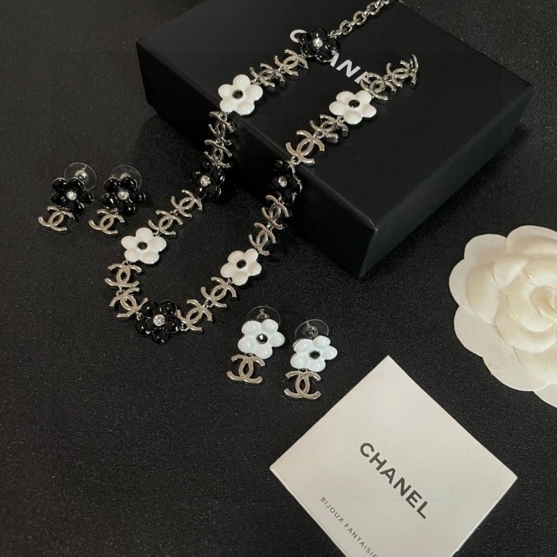 Elegant Chxnxl Earrings 285722