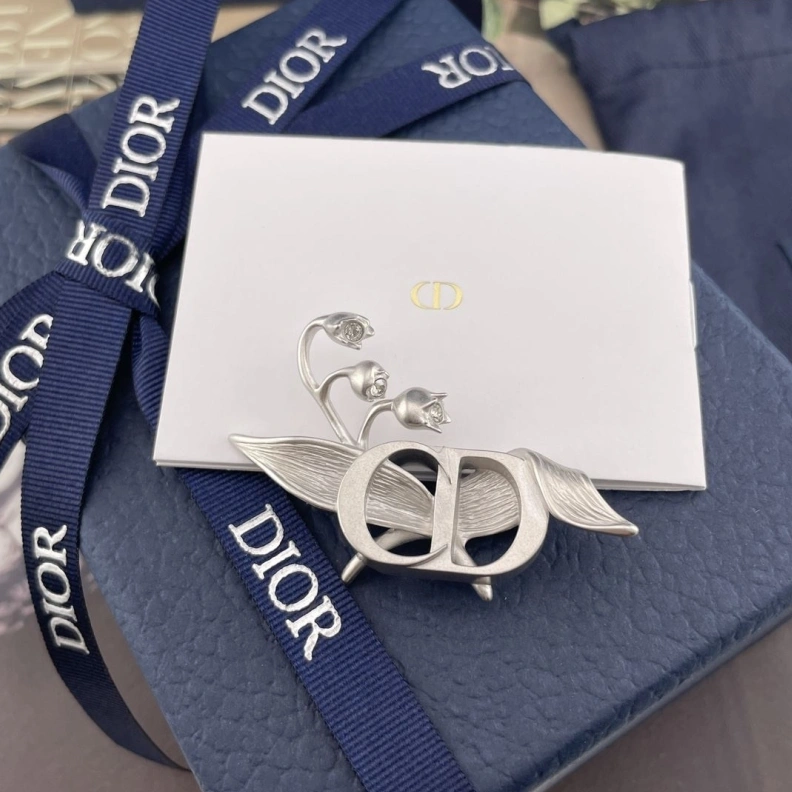 Comfortable Christian Dxxr Brooches 294261