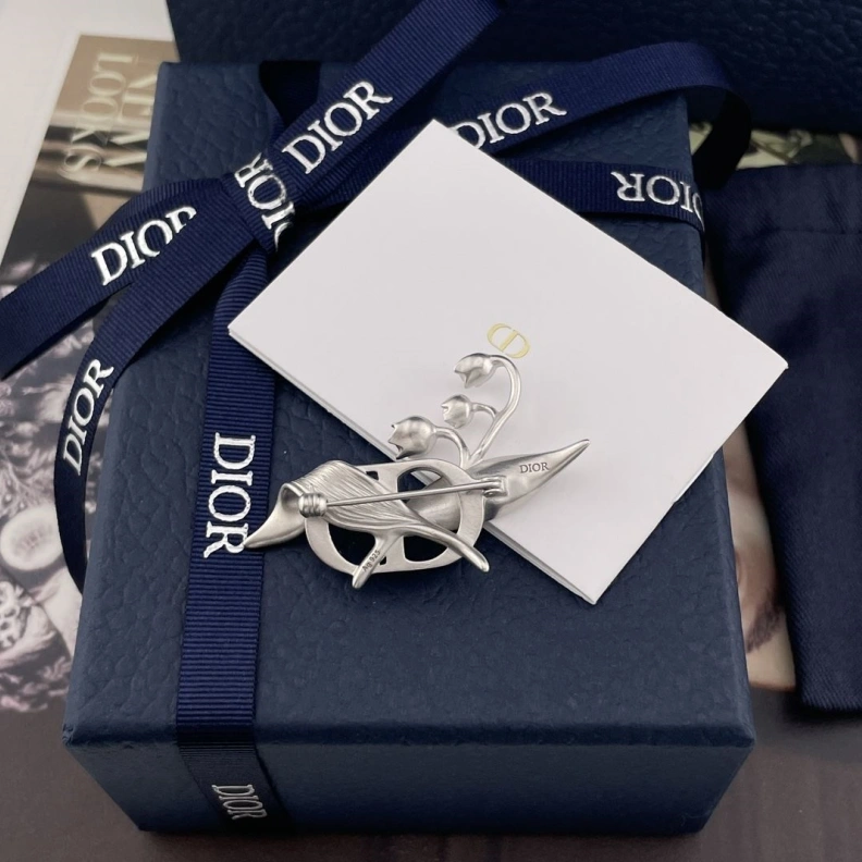 Comfortable Christian Dxxr Brooches 294261