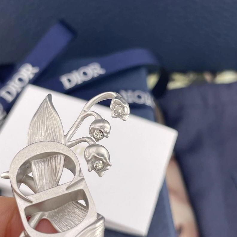 Comfortable Christian Dxxr Brooches 294261