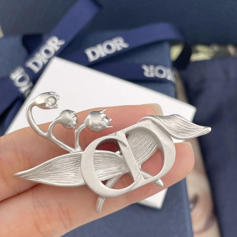 Comfortable Christian Dxxr Brooches 294261