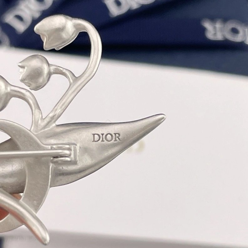 Comfortable Christian Dxxr Brooches 294261