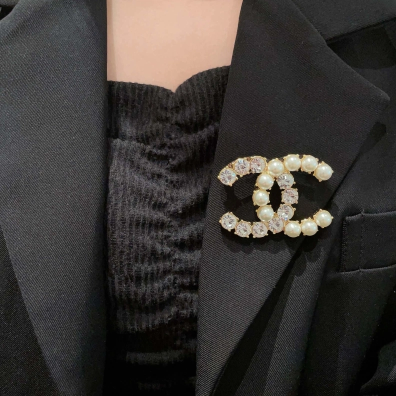 Stylish Chxnxl Brooches 286337