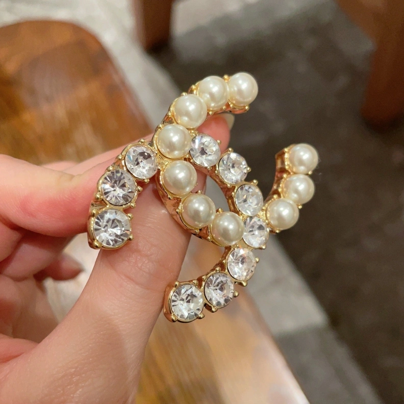 Stylish Chxnxl Brooches 286337