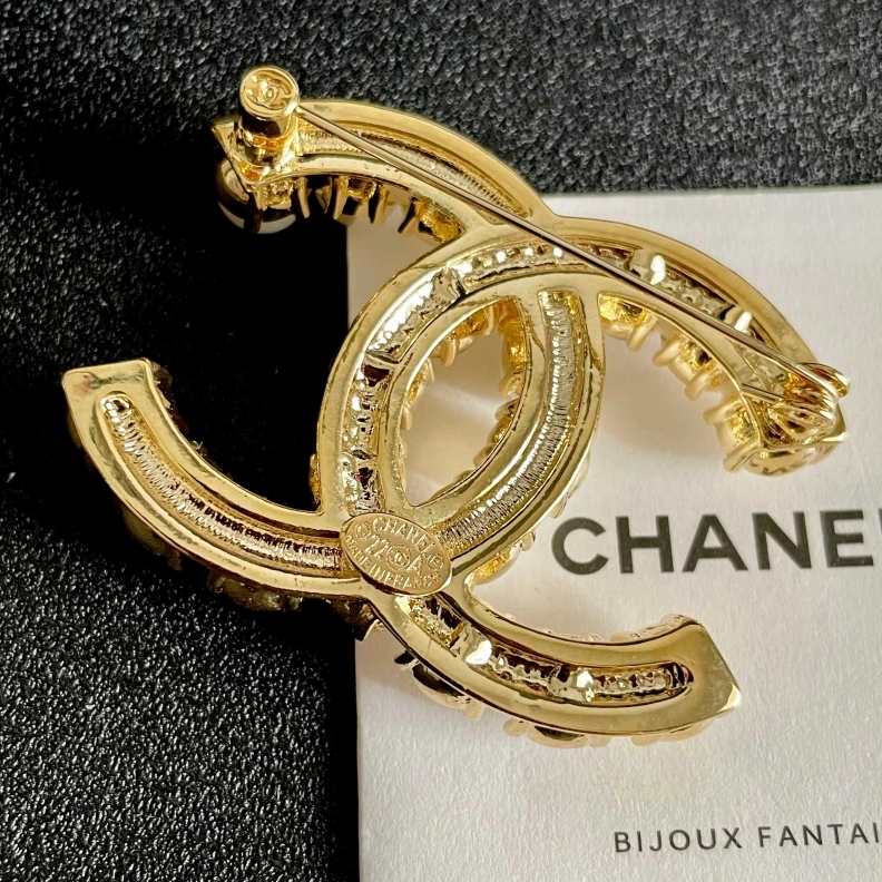 Stylish Chxnxl Brooches 286337