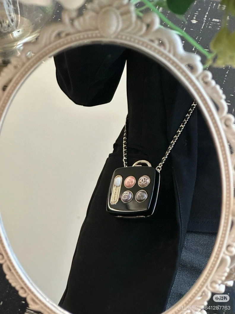 Bold Chxnxl Necklaces 285256