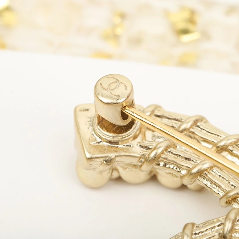 WellDesigned Chxnxl Brooches 290694
