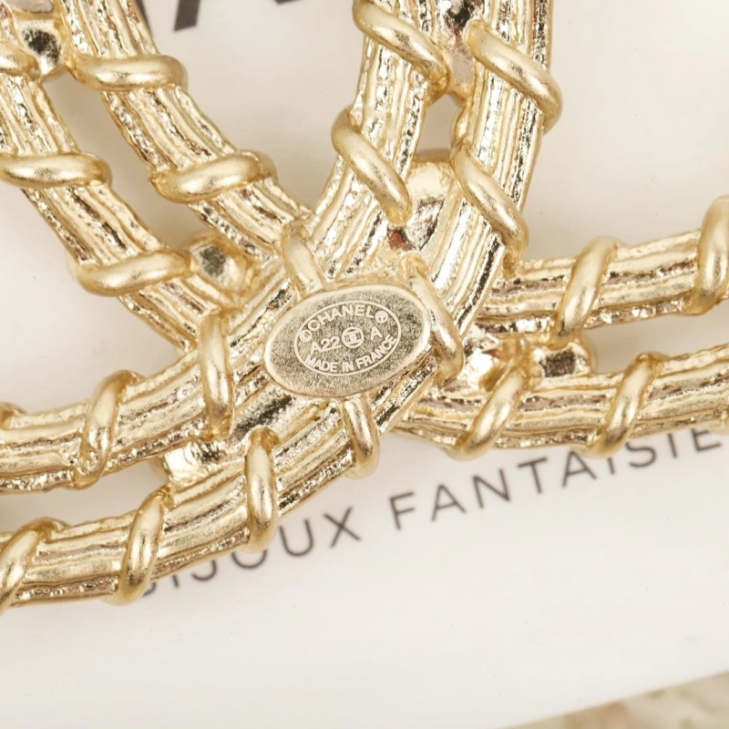 WellDesigned Chxnxl Brooches 290694