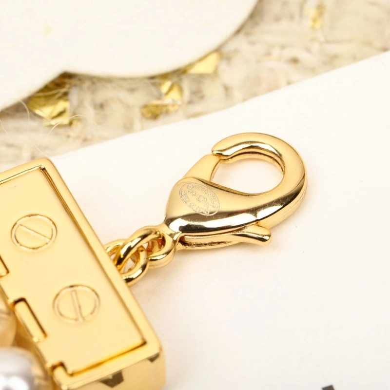Cozy Chxnxl Brooches 290668