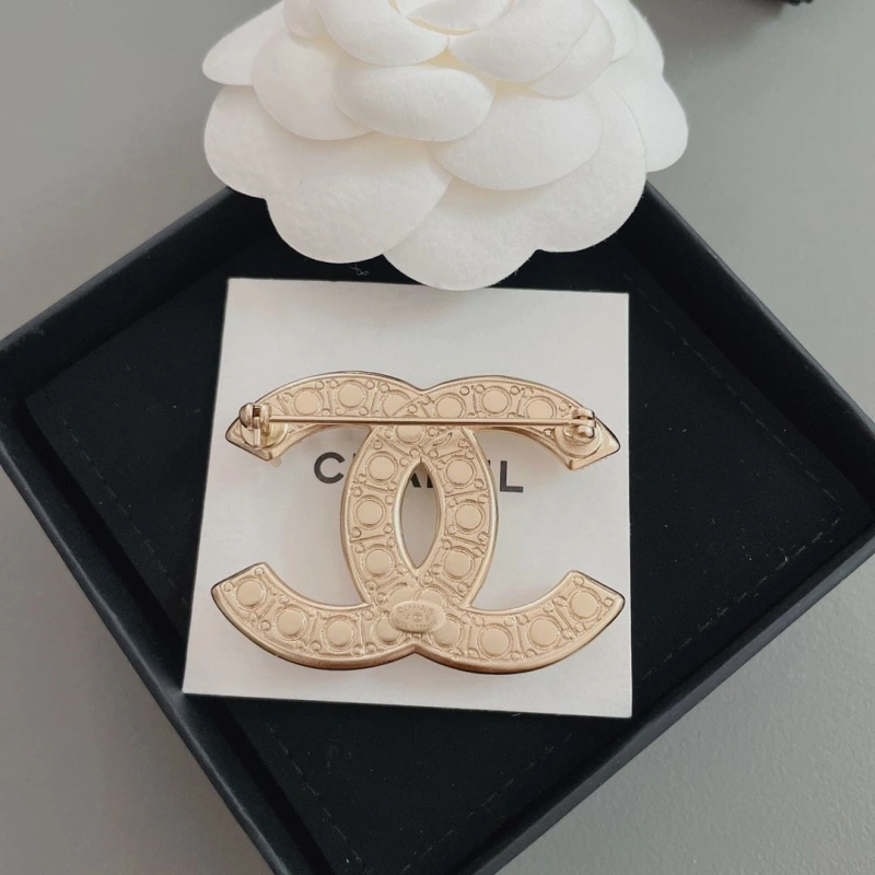 Vibrant Chxnxl Brooches 290657